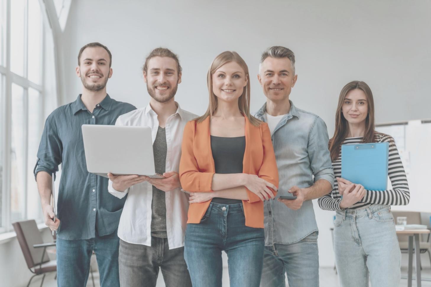 Profesionales trabajando con análisis financiero en oficina moderna